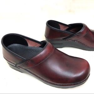 dansko 39 narrow